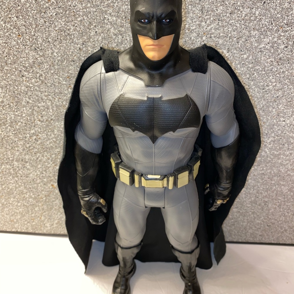 Batman Action Figure - Picture 4 of 10